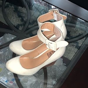 Women’s size 7 wedged cream heel shoes